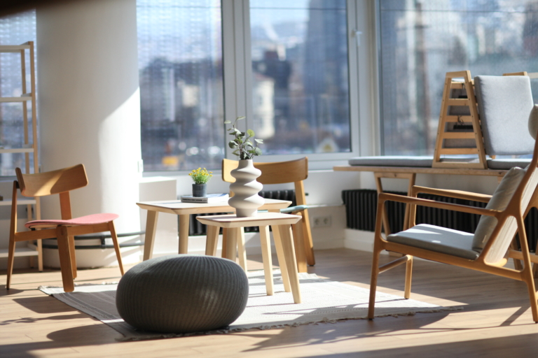 Modern and cozy lounge area in a coworking space in Sarajevo, showing lounge chairs and desks for a relaxing day at work.
