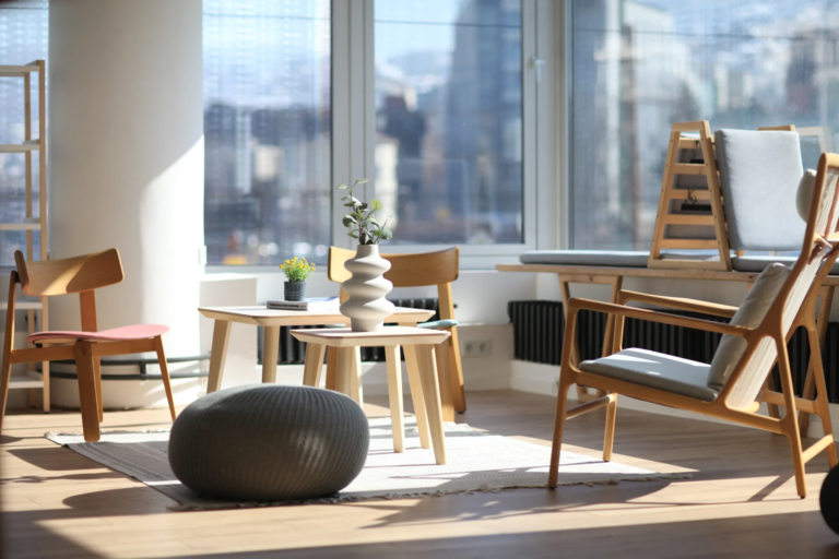 Lounge kutak sa foteljama, pufom i pogledom na grad u Motiff coworking prostoru u Sarajevu