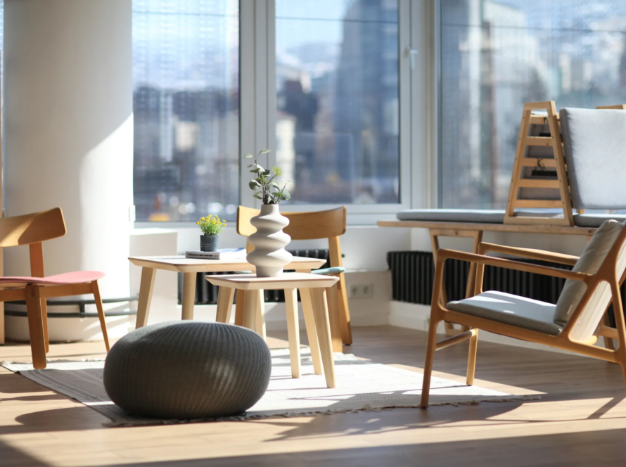 Lounge kutak sa foteljama, pufom i pogledom na grad u Motiff coworking prostoru u Sarajevu